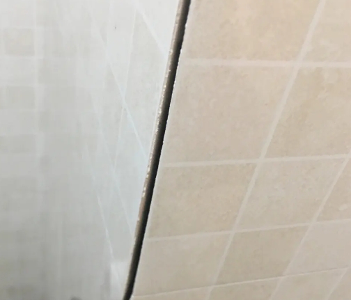 海北瓷砖空鼓维修公司分享阳台瓷砖脱落的修复过程可以分为以下几个步骤